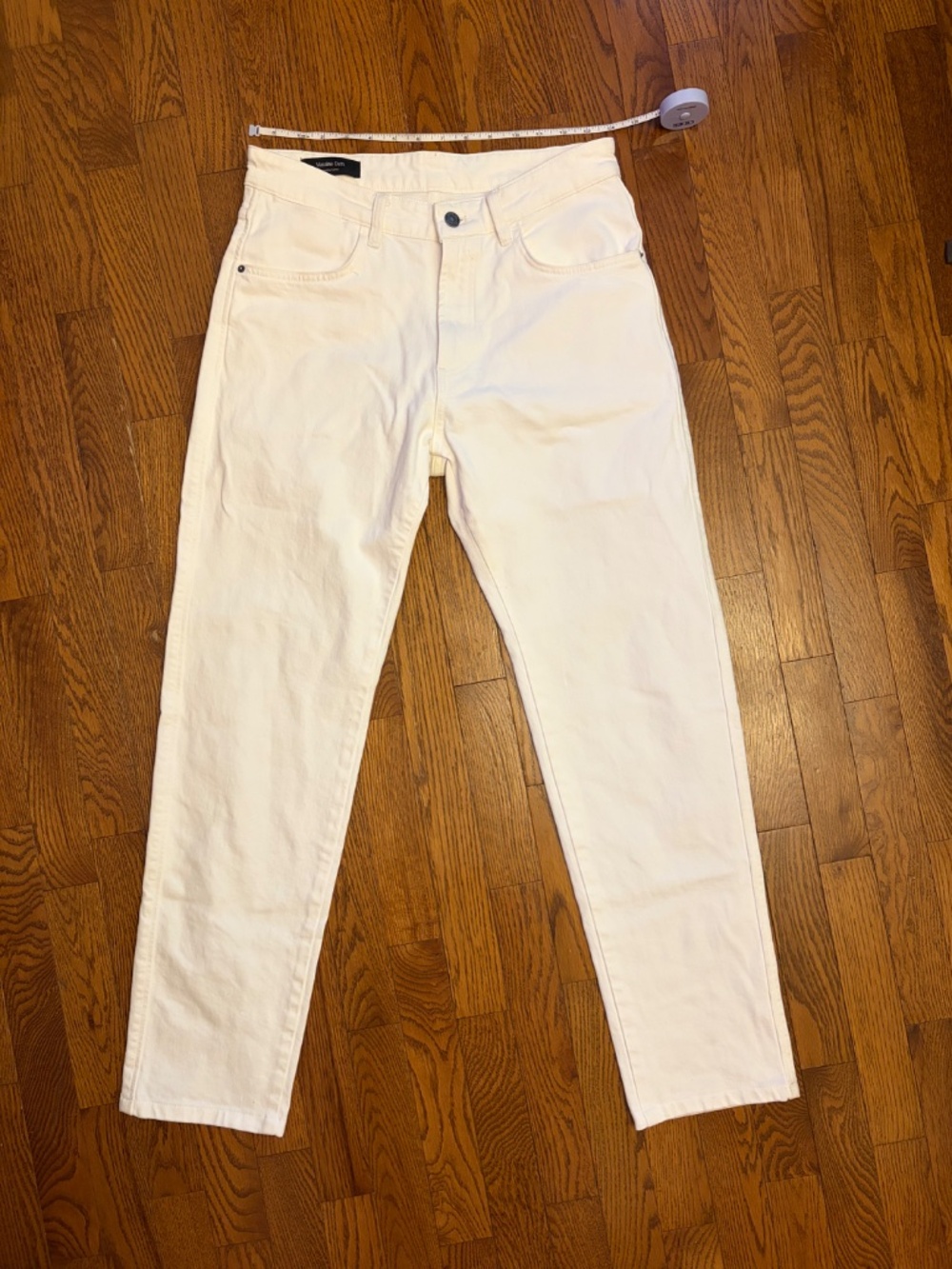 White, women's slim-fit jeans size US 31/EU 40. New without tag